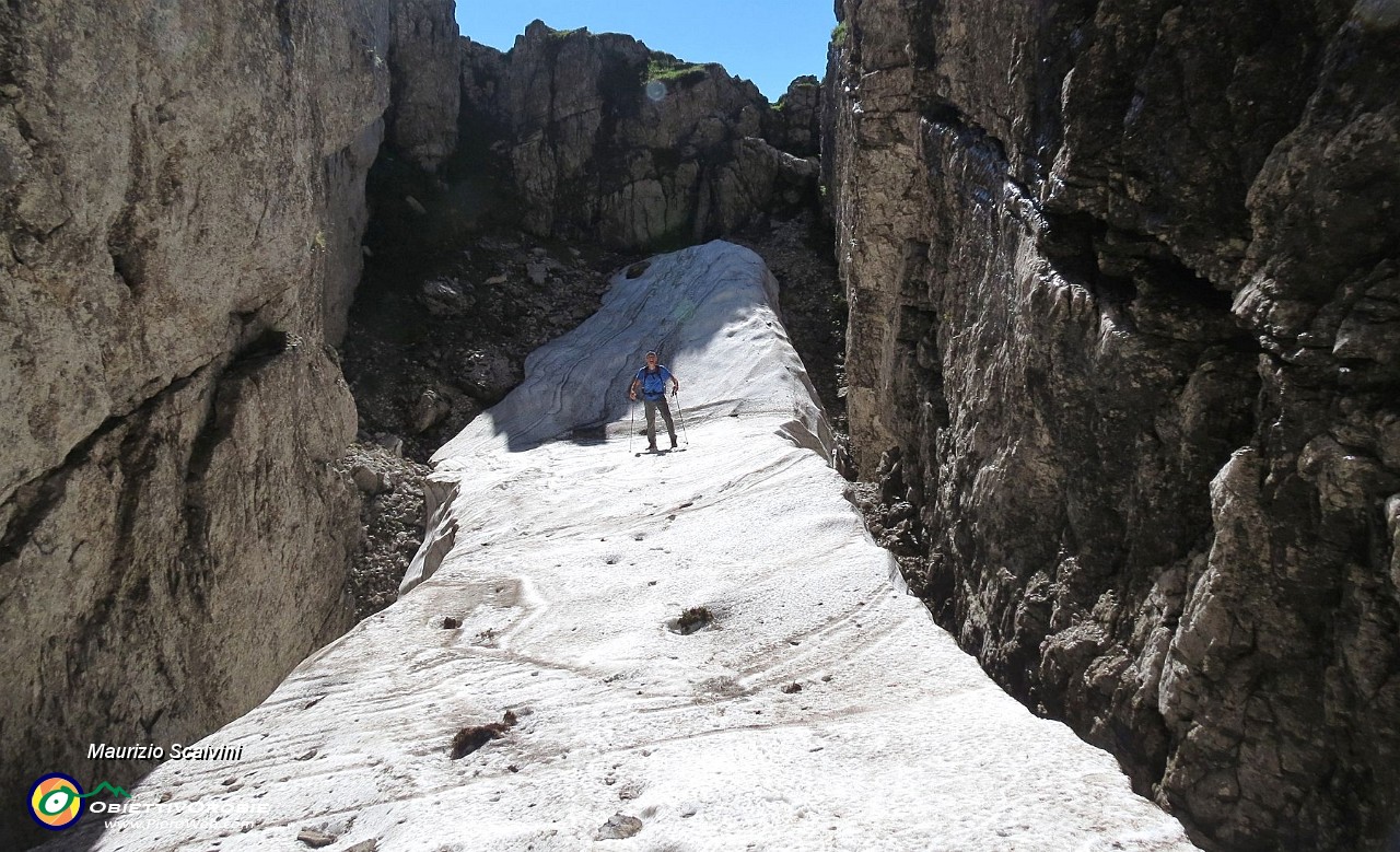 04 Scendiamo il piccolo gradino roccioso, andiamo a visitarlo....JPG